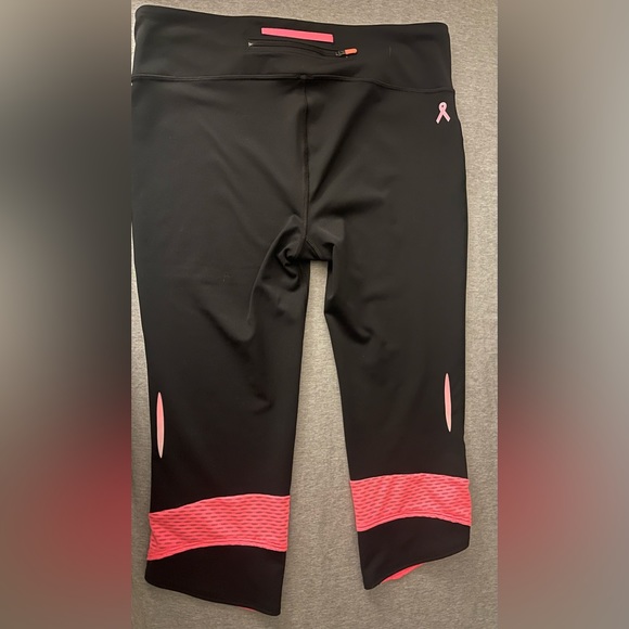 Black and pink UNDER ARMOR capris, - Picture 2 of 3